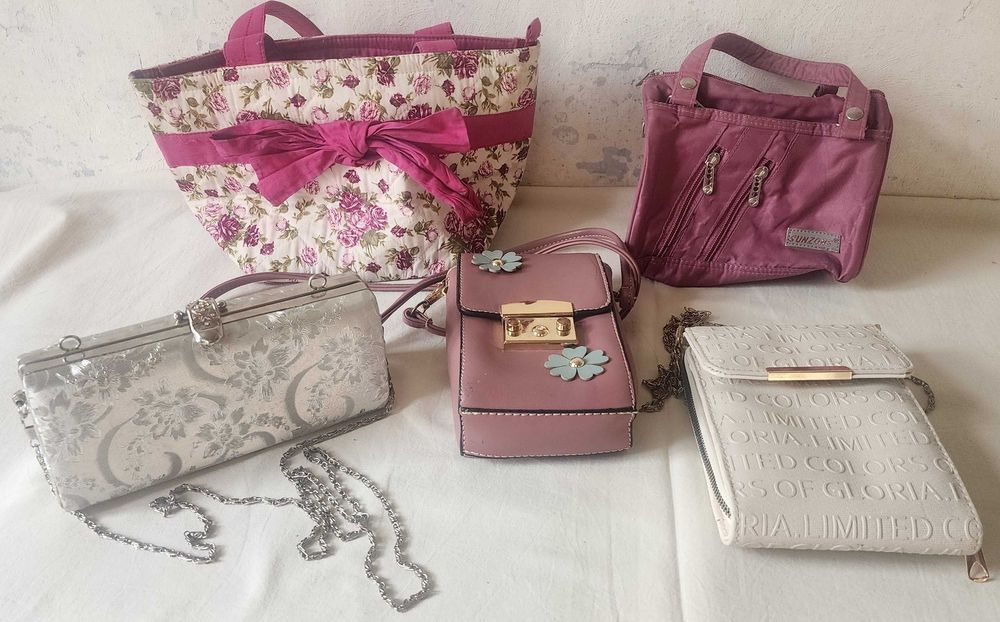 Сумочки маленькие, все по 30 000 сум