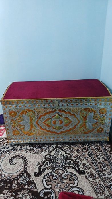 Sandiq yangi turibdi