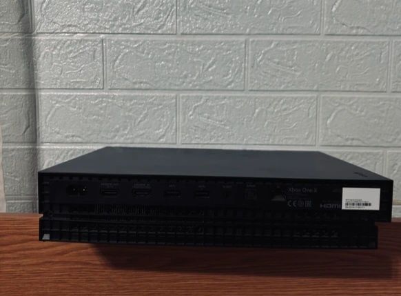 Xbox One X 1TB – 4K REAL – ca noua – Pachet cu 8 Jocuri