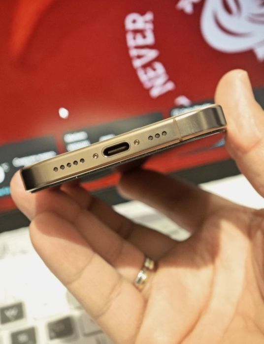 Продам  Iphone 16 pro 256  идеал