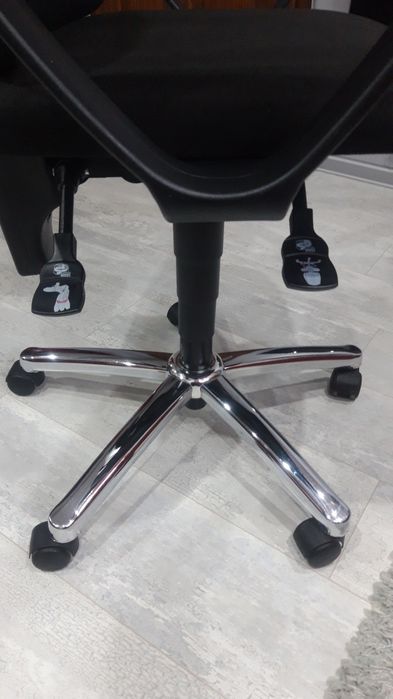 Кресло  и офис стол