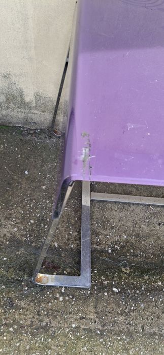 Стъклена маса с метална основа