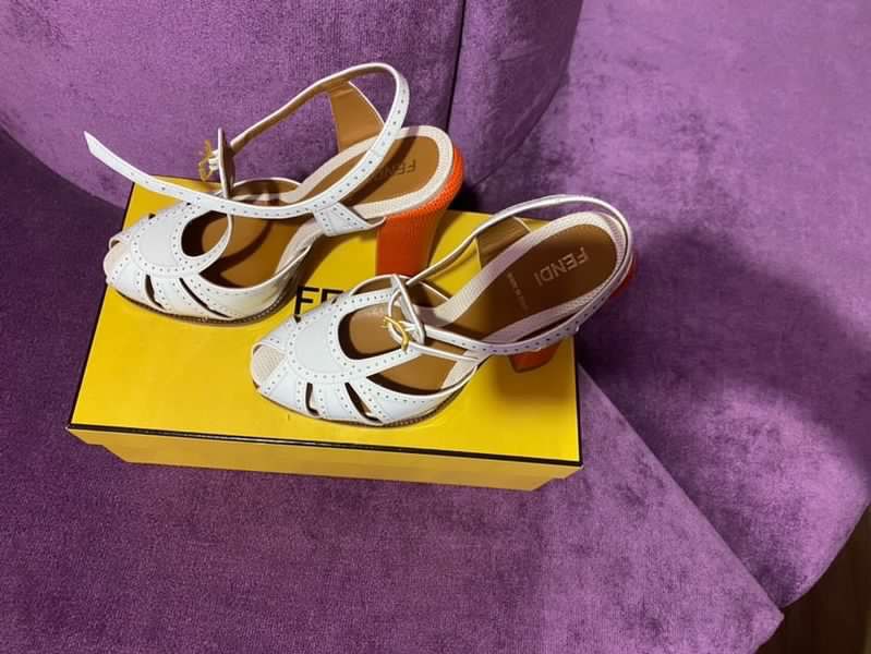 Продам босоножки Fendi