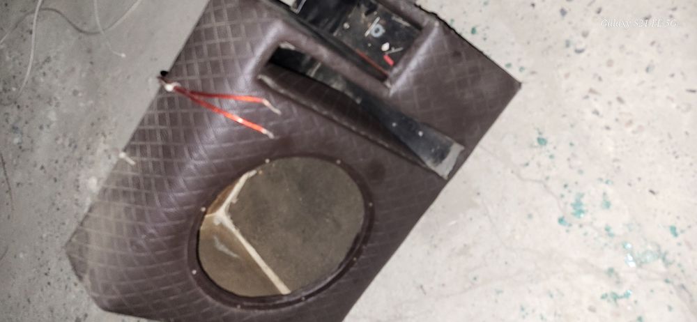 Продам короб от сабвуфера вместе с кормашкам