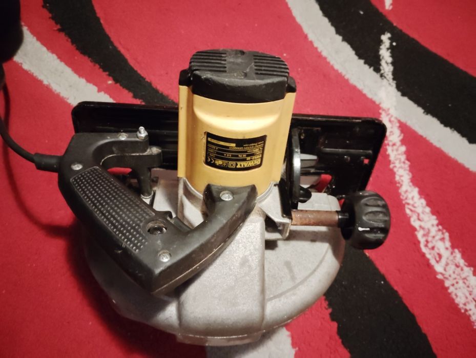 Vând sau schimb circular de mana Dewalt