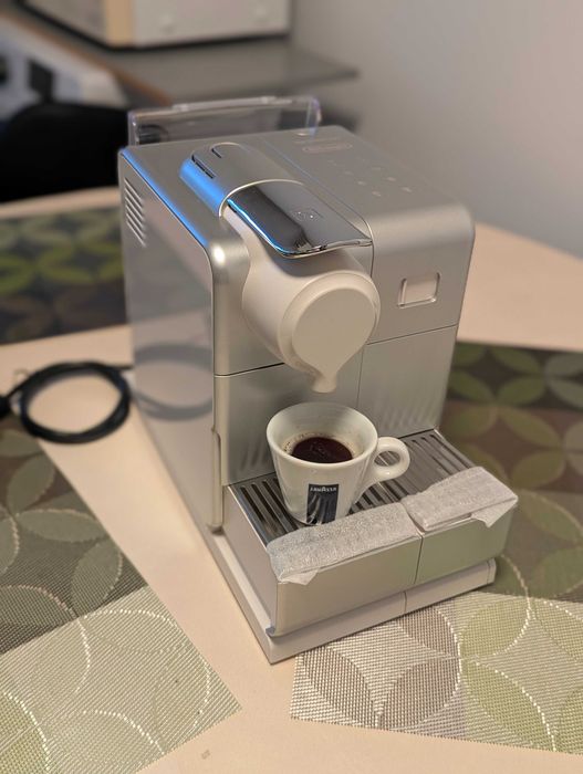 Aparat de Cafea cu capsule Nespresso Delonghi