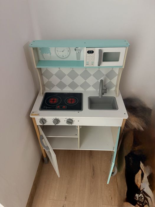 Bucatarie din lemn cu aragaz interactic.