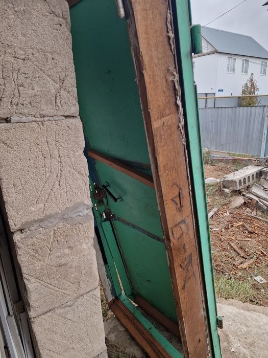 Продам металлическую дверь