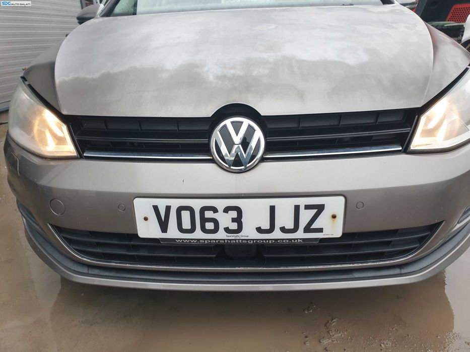 Grila Centrala cu Emblema Sigla de pe Bara Spoiler Fata Volkswagen Golf 7 2013 - 2017 [K9879]