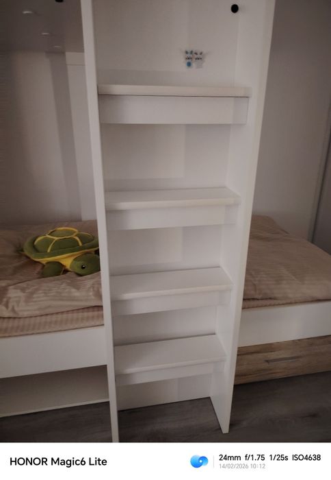 Pat supraetajat alb, cu înălțimea de 180 cm, lățimea de 100 cm și lung