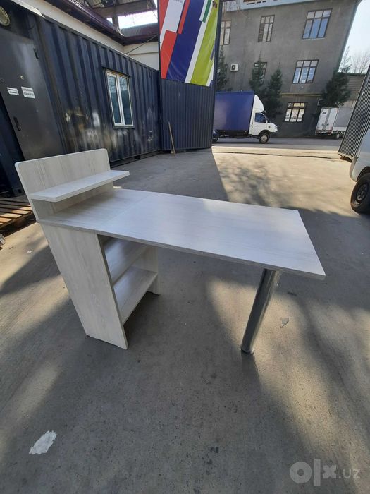 Складной маникюрный стол.