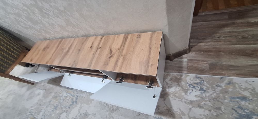 Продам тв тумбу напольную