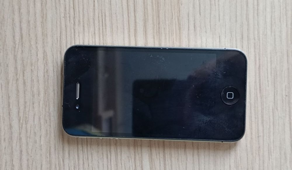 Apple iPhone 4 със зарядно
