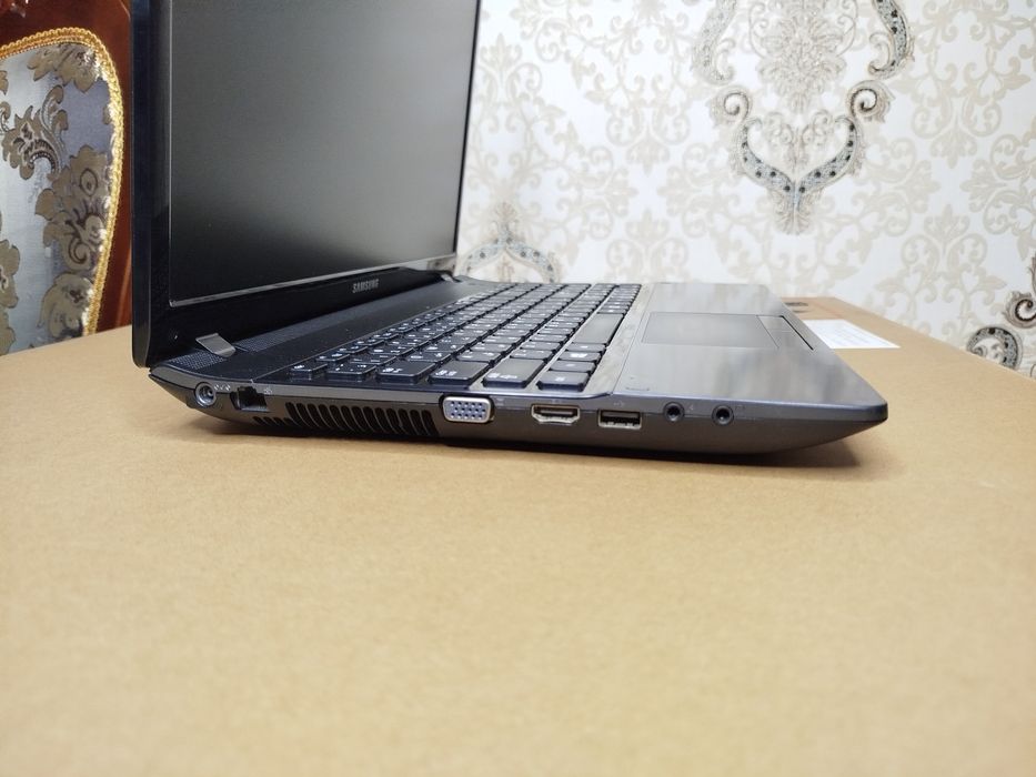 Продается Samsung Laptop 300E intel Core i3 4/512Gb ideal sotiladi