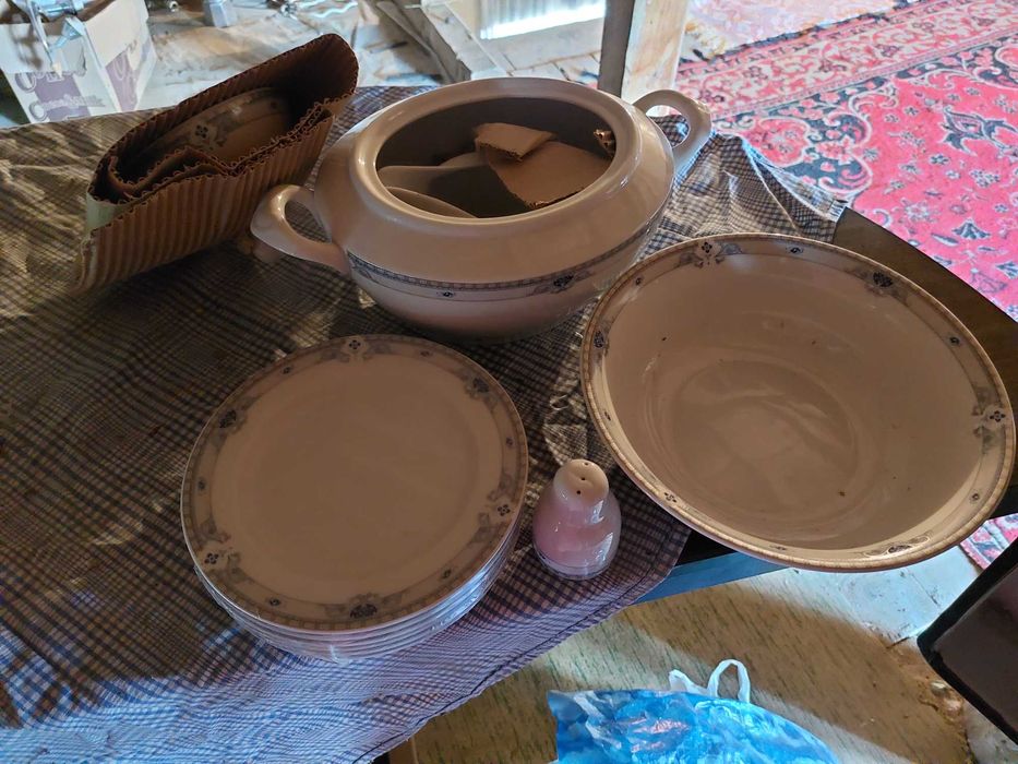 Керамичен луксозен комплект домакински съдове и чинии