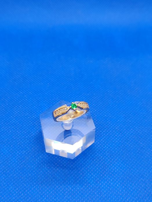 Златен пръстен с Колумбийски изумруд и диаманти