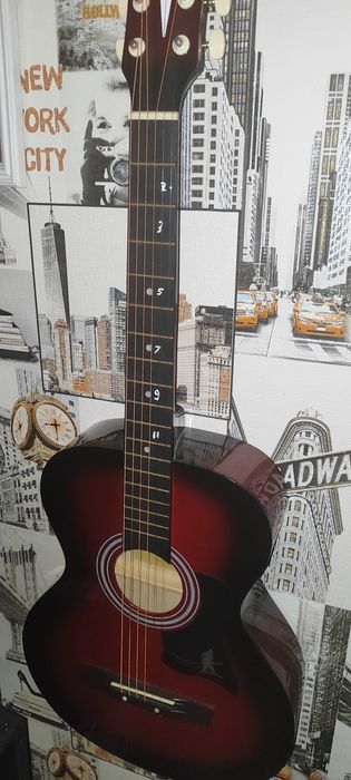 Продам гитару в хорошом состояние