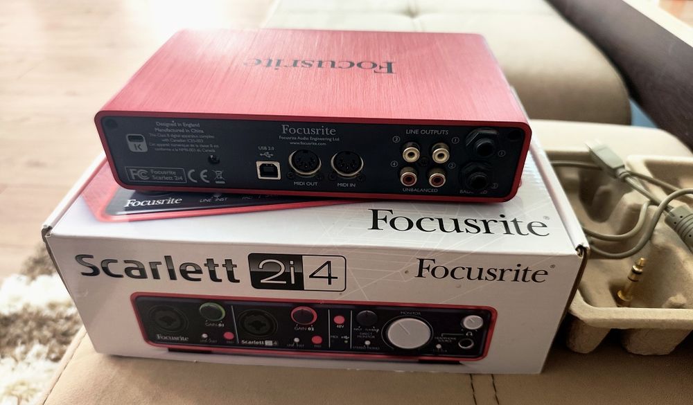 Външен аудио интерфейс Focusrite SCARLETT 2i4