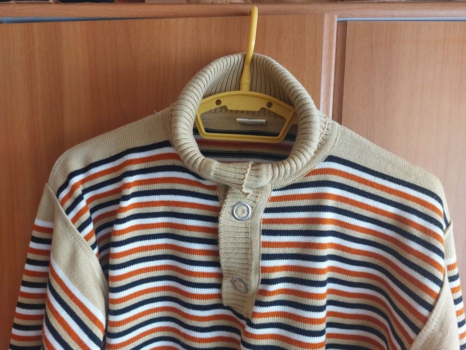 Pulover pe gat cu capse