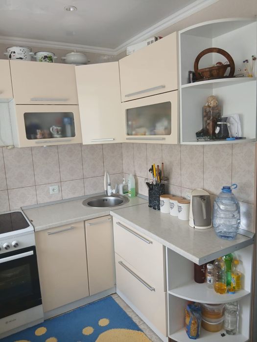 Кухонный гарнитур и электроплита
