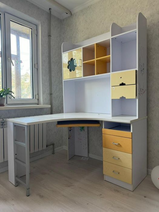 Продам компьютерный стол школьника.