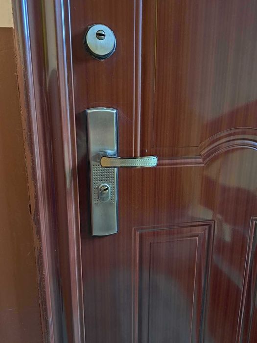 Продава, Входна Врата за апартамент