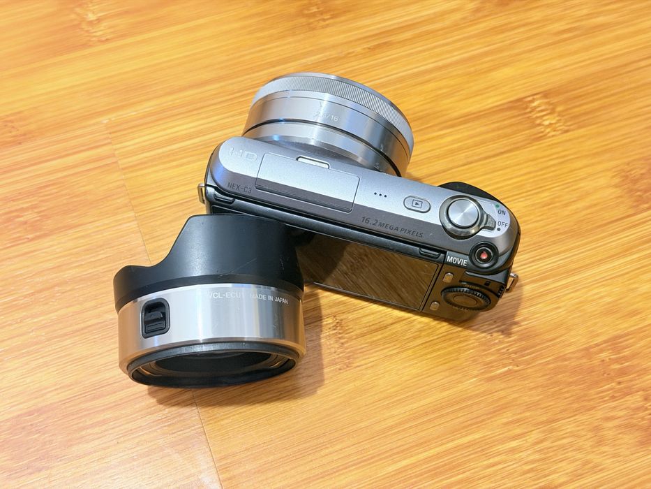 Aparat Foto Sony NEX-C3 , obiectiv Sony E 16mm F2.8 cu ultrawide converter 0.75x inclus (pancake)