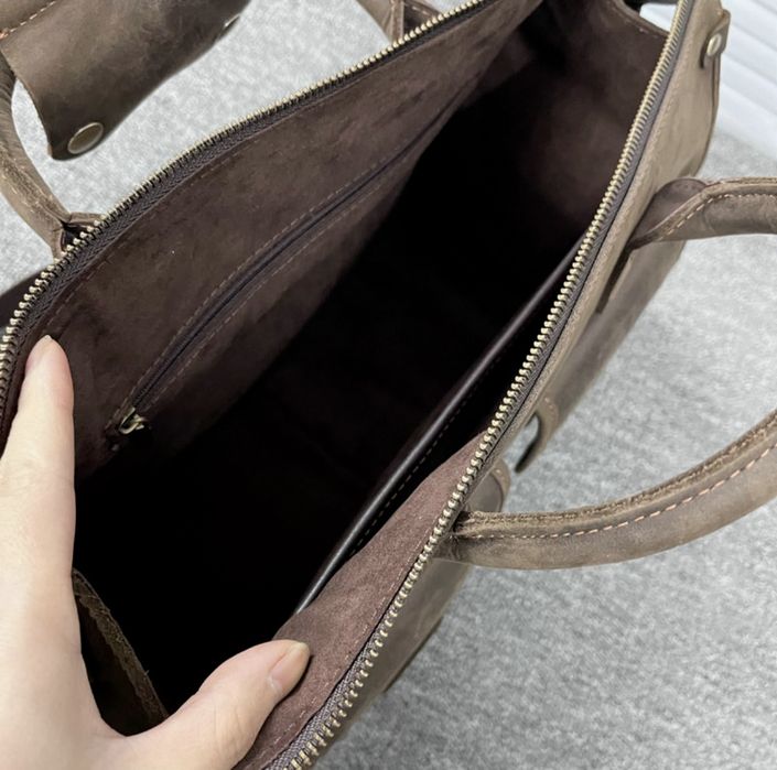 Натуральная кожаная сумка мессенджер.