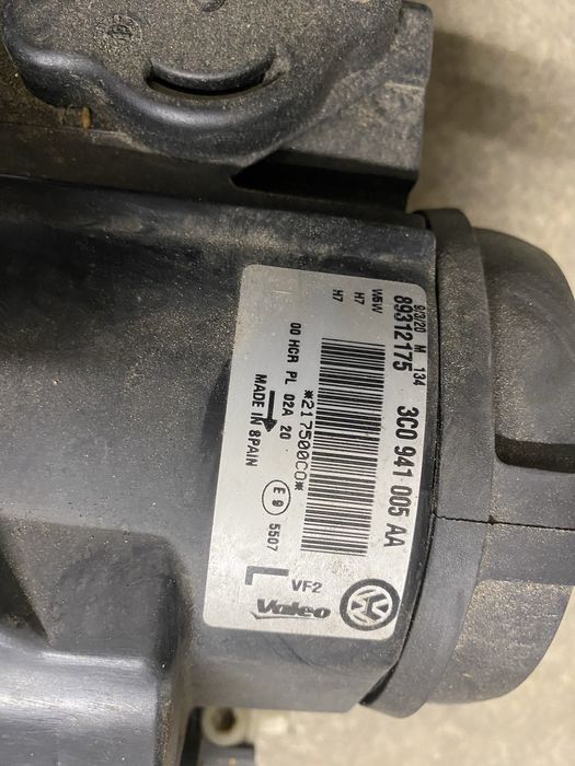 Ляв фар Валео Пасат б6 2006г като нов