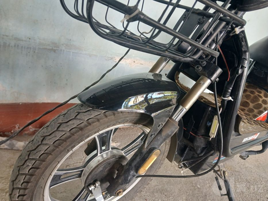 Skuter elektro srochna sotiladi