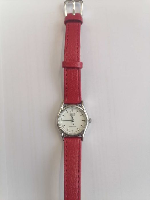 Като нов дамски часовник Casio, каишка естествена кожа.