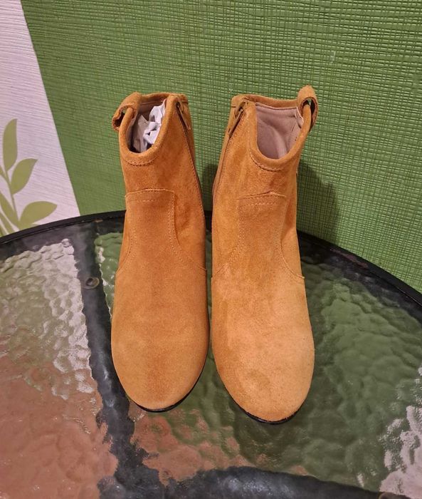 Botine de culoare camel din piele întoarsă, mărimea 38 Lola Gonzales