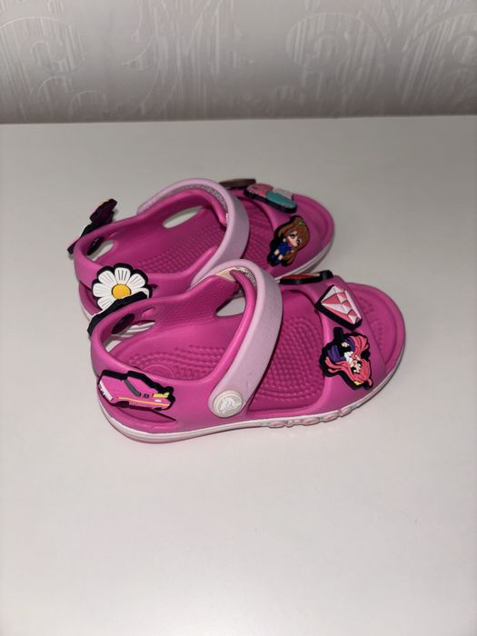 Продам оригинальные crocs с джиббитсами