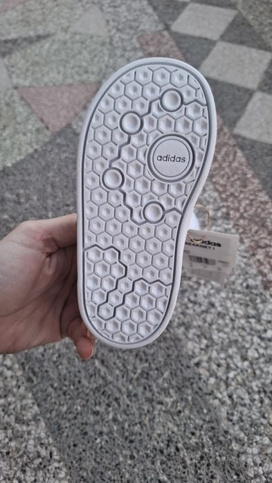 Чисто нови маратонки на Адидас, 22 номер