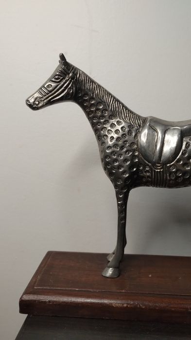 Много красива и различна статуетка на кон.