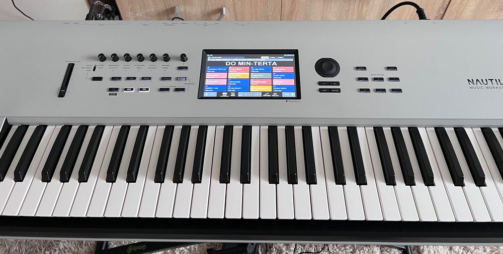 Korg Nautilus 61 AT ( ediție limitată) gri