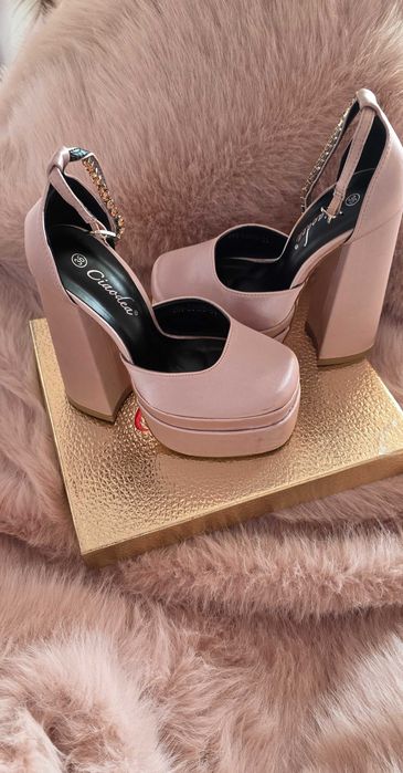 Модерни обувки пепел от рози