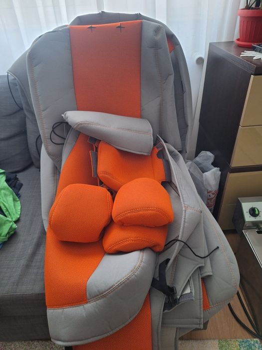 Huse dedicate Ford Kuga 2 făcute pe comandă  pe  Huse.Ro  din material premium gros, plăcut la atingere,,cusături portocalii, noi   Pret fix 400 lei!