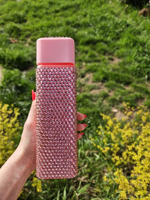 Уникален подарък! Пластмасови бутилки за вода с ръчно лепени камъни