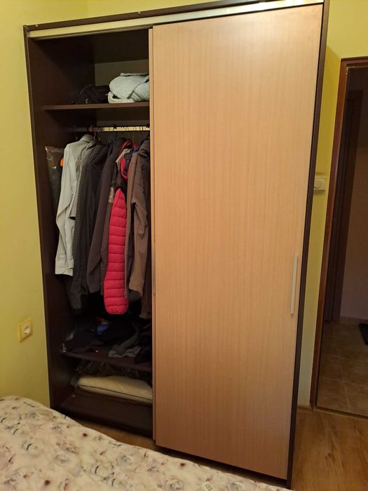 Продавам спалня и гардероб