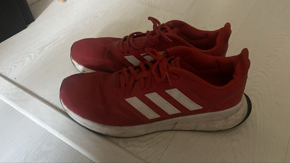 Adidasi marimea 46 utilizati