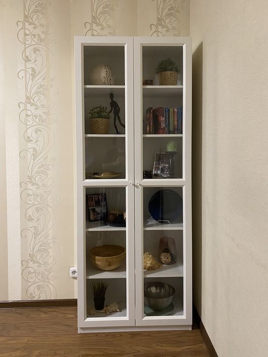 Шкаф - витрина (практически новый)