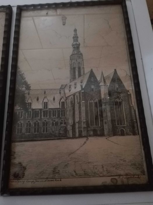 Две стари картини графика , пластмасови животни и ламаринен луноход .