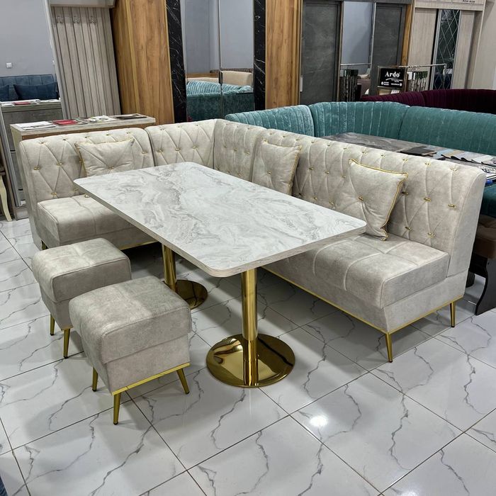 Шикарный кухонный уголок, с пуфиками и подушками.