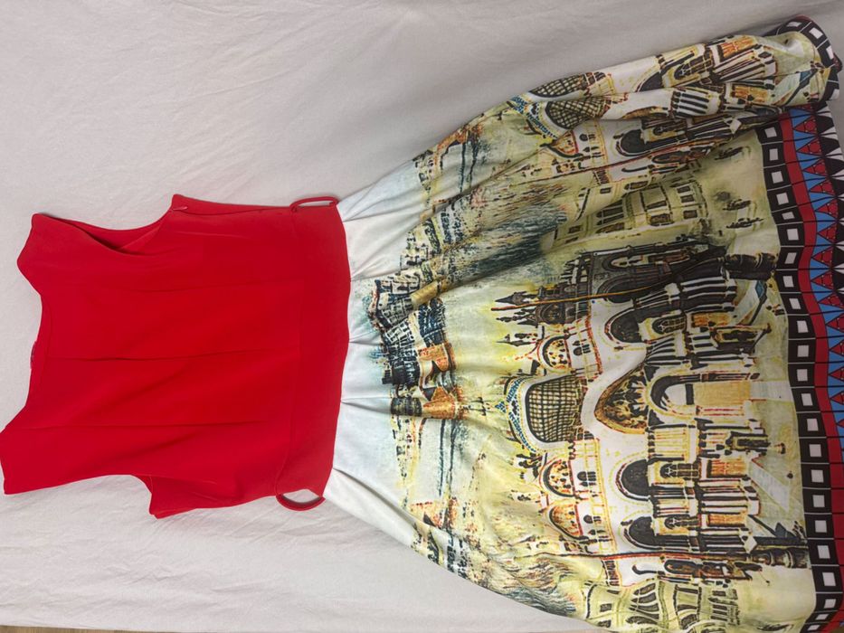 Rochie roșie cu imprimeu, lungime până la genunchi. Ușoară, perfectă pentru vară sau ieșiri casual