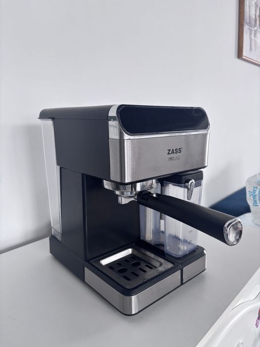 Espressor manual cu spumare automată