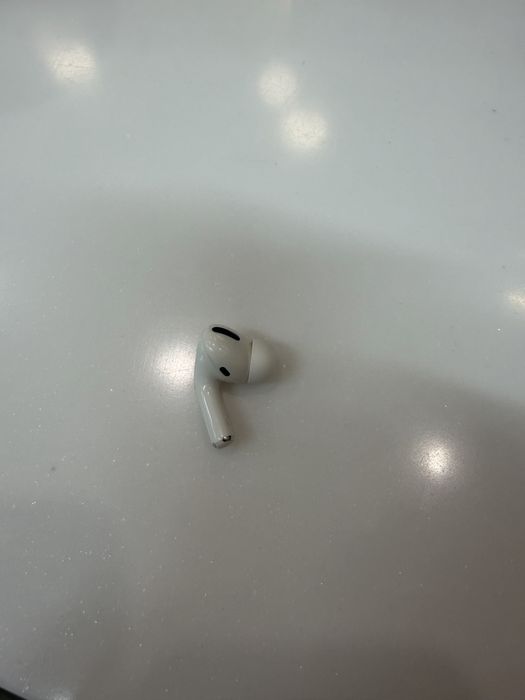 Левый наушник от airpods pro