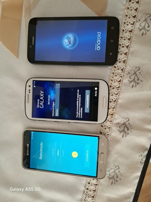 Titlu: Telefoane mobile vechi - Samsung și Huawei (3 bucăți)