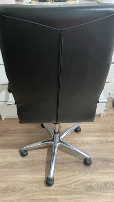 Офисное кожаное кресло