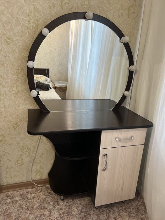 Продам столик с встроенным зеркалом